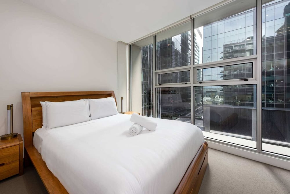 Convenient 2-bedroom Apt in Docklands With Pool