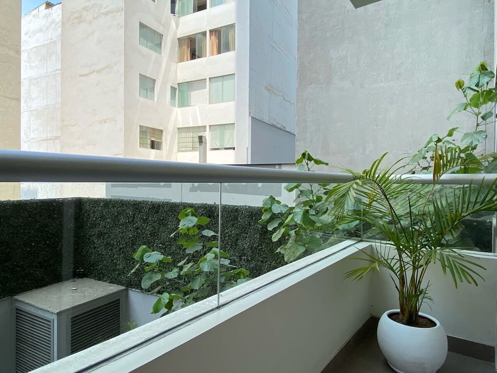 Perfect 1BR With Balcony in Luxurious Building