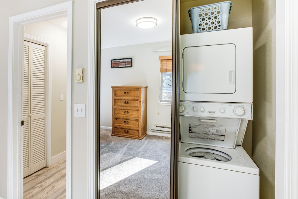 1 Mi to Stagecoach Chairlift: Stateline Condo