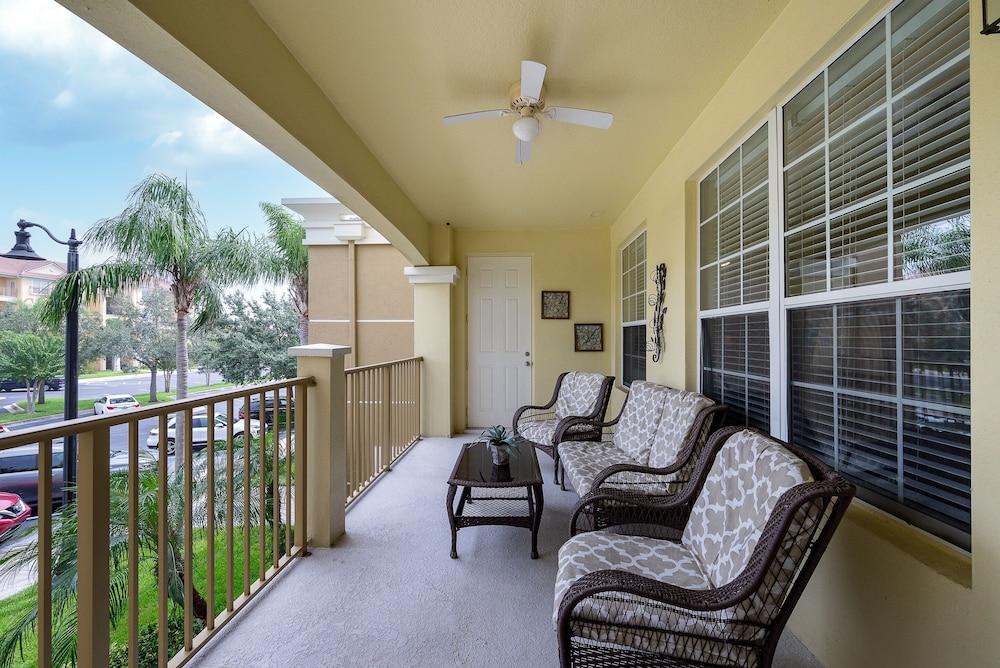 The Loft Deluxe 2 Bedroom Condo by RedAwning