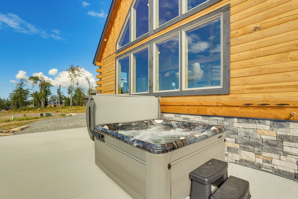 Mtn Cabin w/ Hot Tub + Game Room in Mchenry