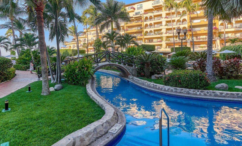 Beachfront 2 BR Condo - Beach - Pools - Tennis