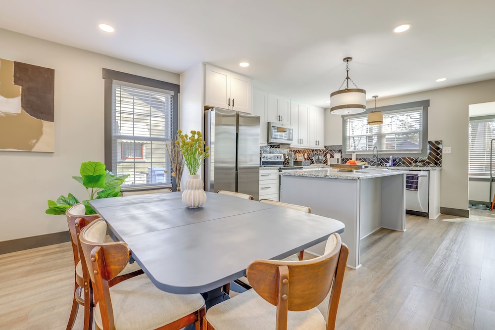 4 Mi to Liberty Bridge: Greenville Getaway w/ Deck
