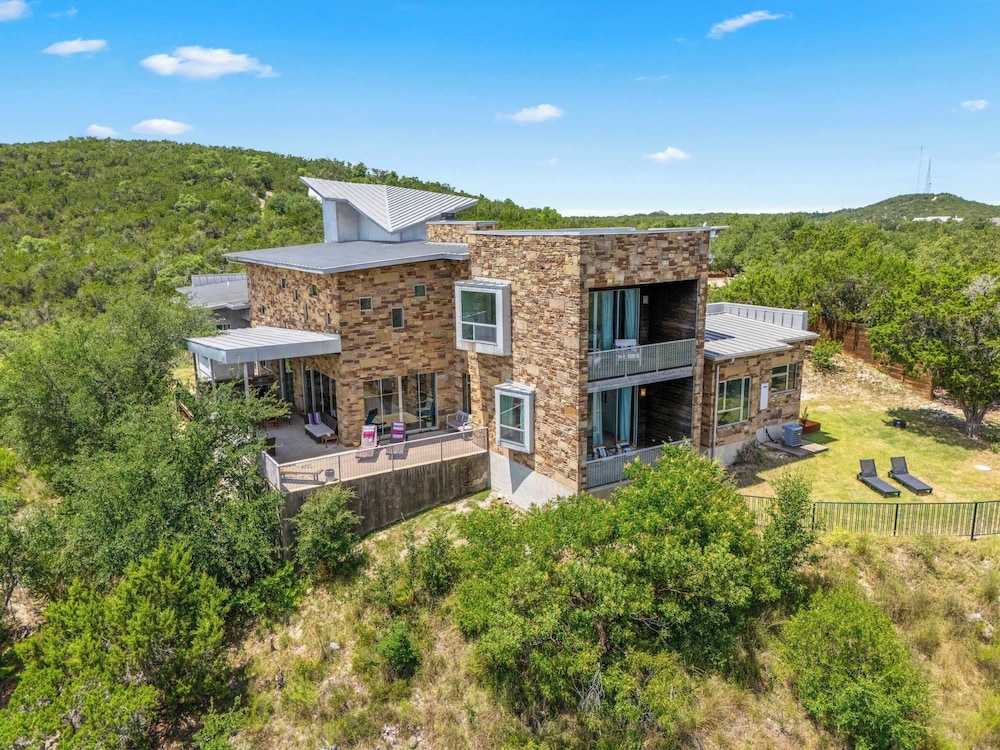 Luxury 4BR Hilltop Retreat Hot Tub & Scenic Views
