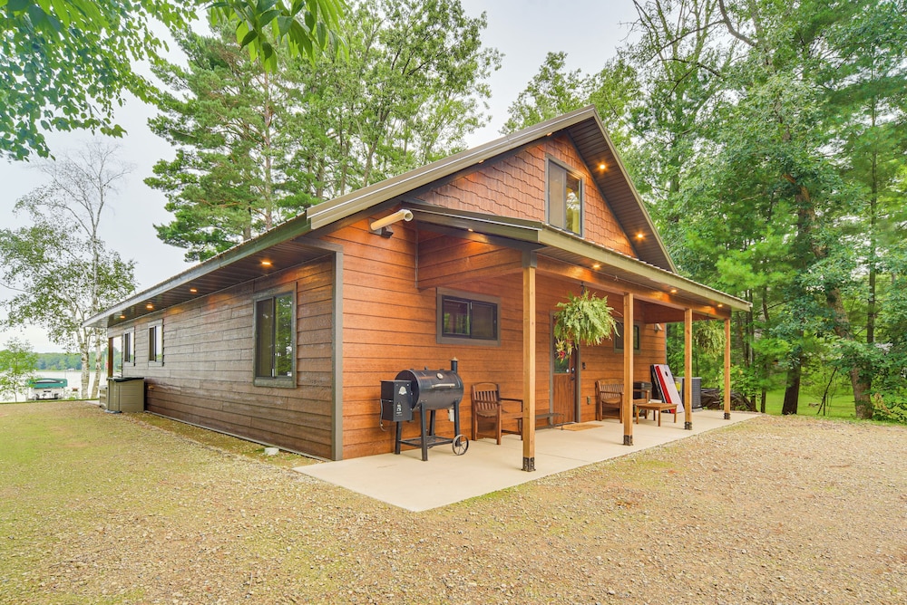 Boat Dock, BBQ & Fireside Fun: Clam Lake Cabin