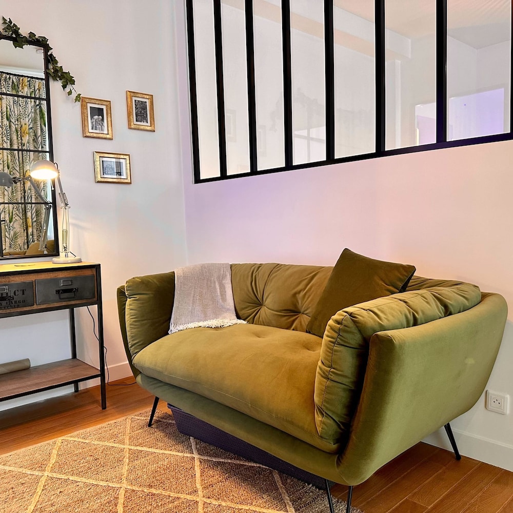 Paradis Calm Modern Studio Apt in Paris