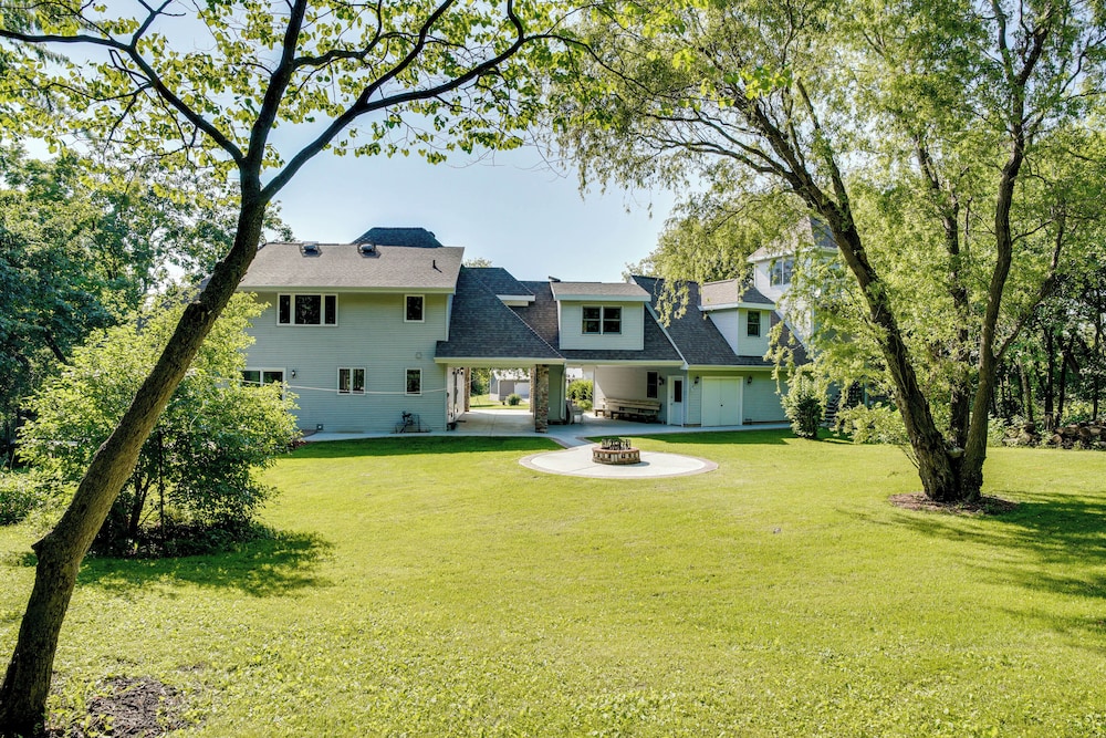 Spacious Family Villa w/ Decks in Chilton!