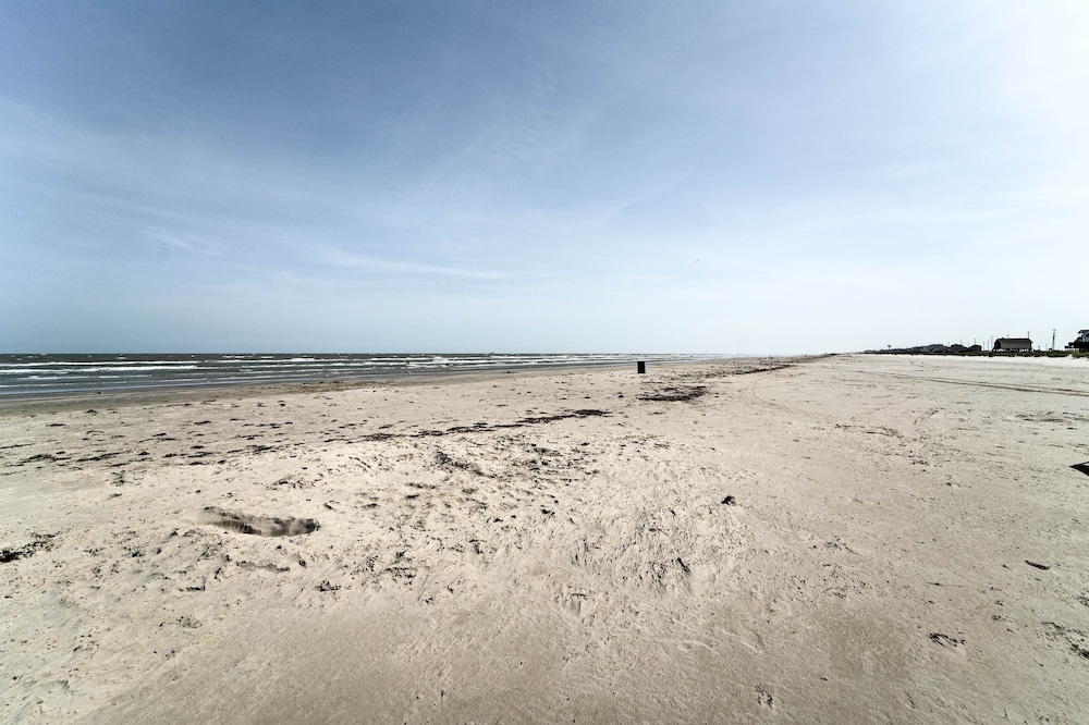 Beachfront Home w/ Pool Access in Galveston!