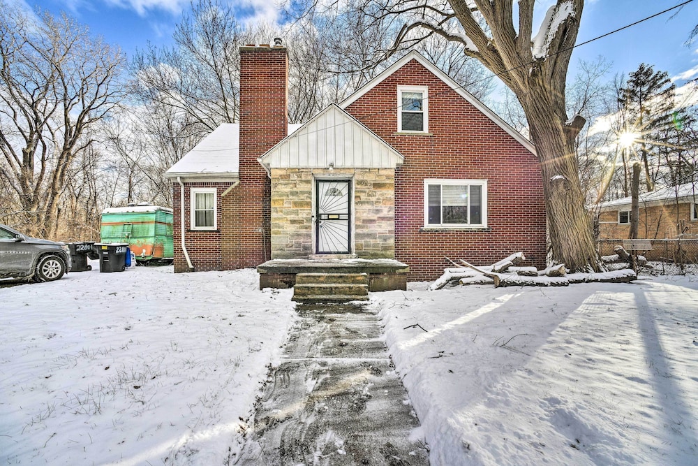 Detroit Vacations - Charming Detroit Escape - 14 Mi to Downtown! - Property Image 1