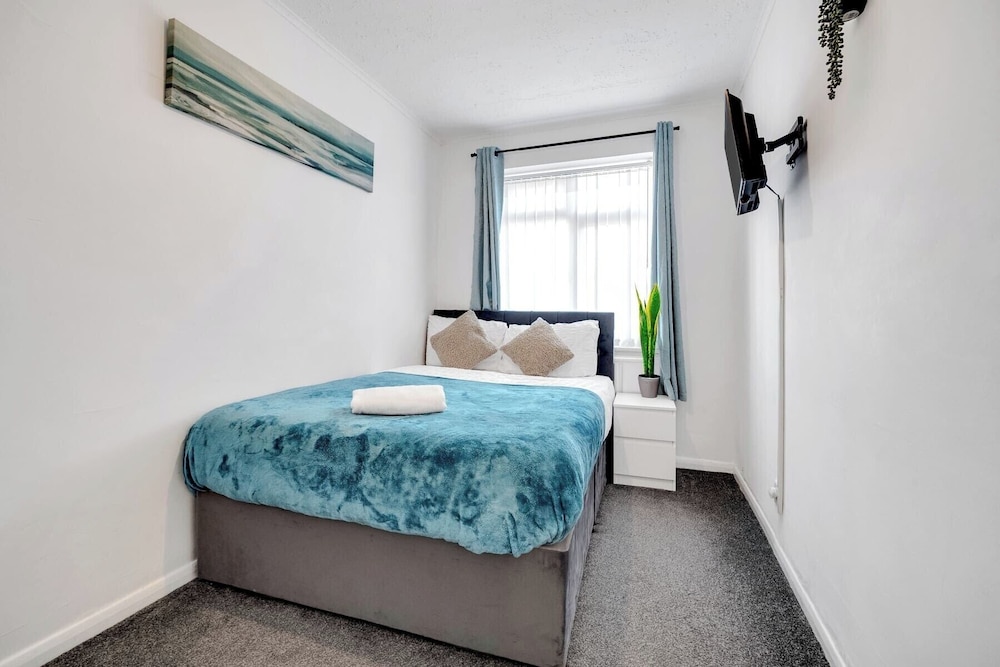 4 Bedrooms - Up To 14 Guests - Free Parking