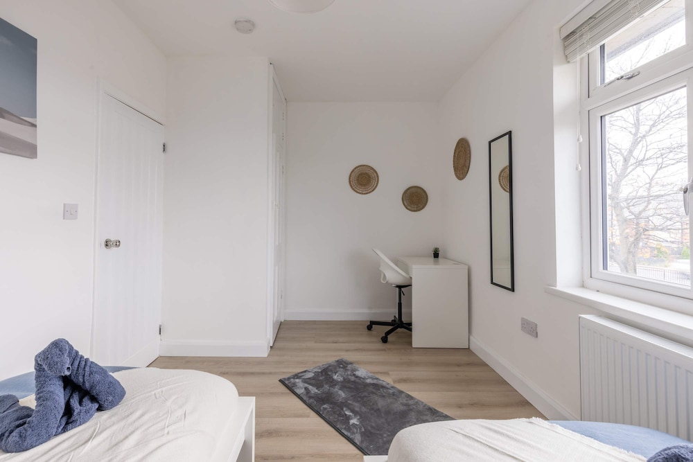 Free Parking - 4 Bedroom House