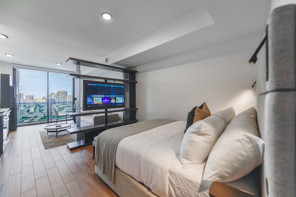 Breathtaking Studio with Bay & City View