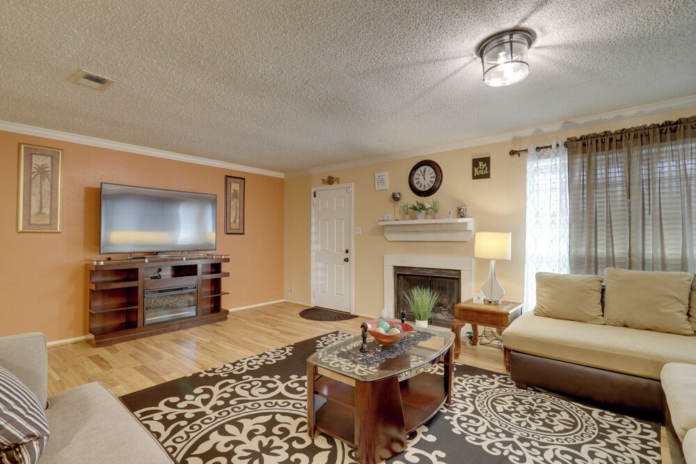 Houston Townhome 4 Mi to Airport: Central Location