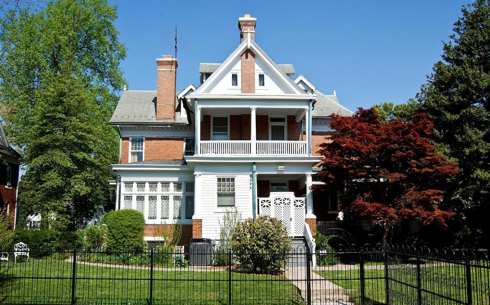 The Albanus Phillips Inn