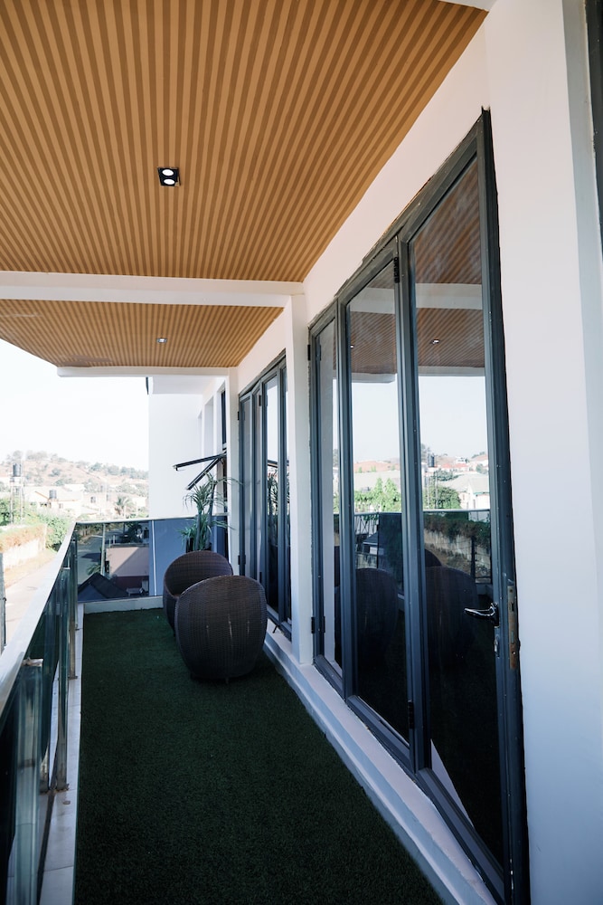 Mo's Place by Zuno Homes