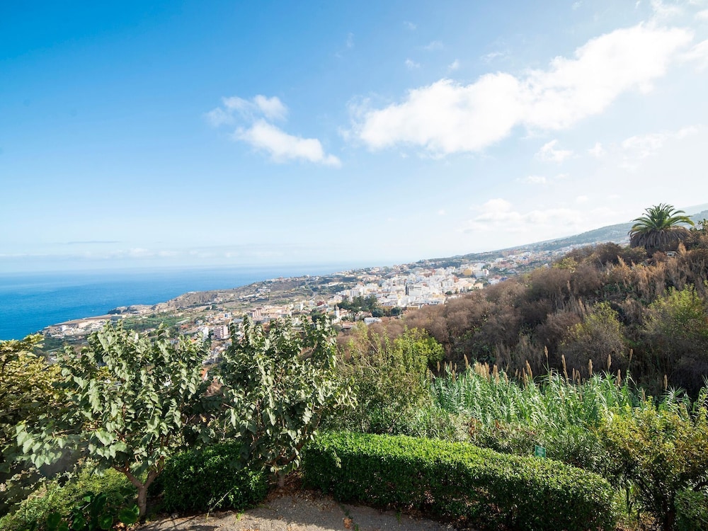 Nature Meets Luxury in Nice Apartment near Tenerife Coastline photo 5