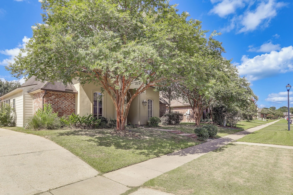 Easy Access to I-10: Family Home in Prairieville!
