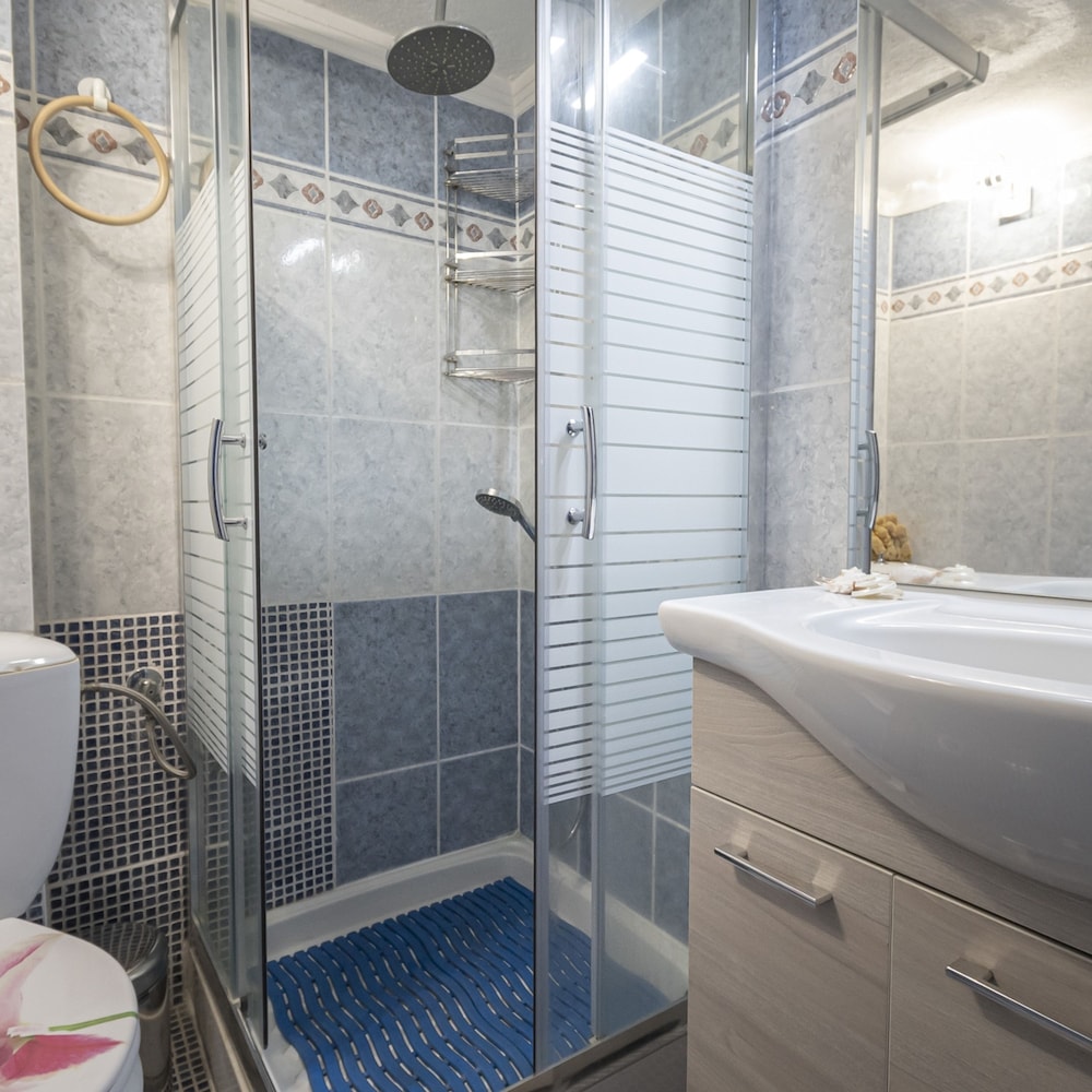 Poseidon Seafront Apartment by Rentalspro
