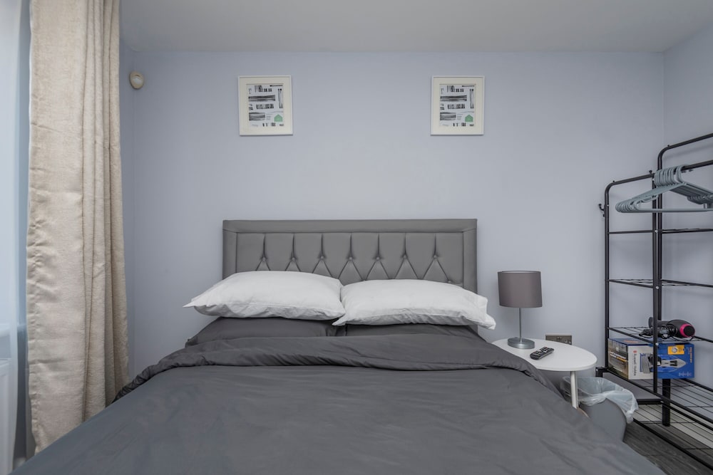 Stylish Elegant New Flat 5 Min from Crossrail