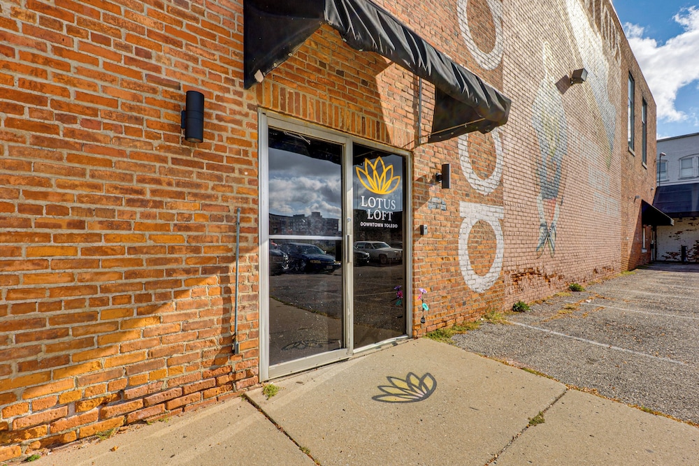 Walk to Huntington Center: 5,000-sq-ft Dtwn Apt