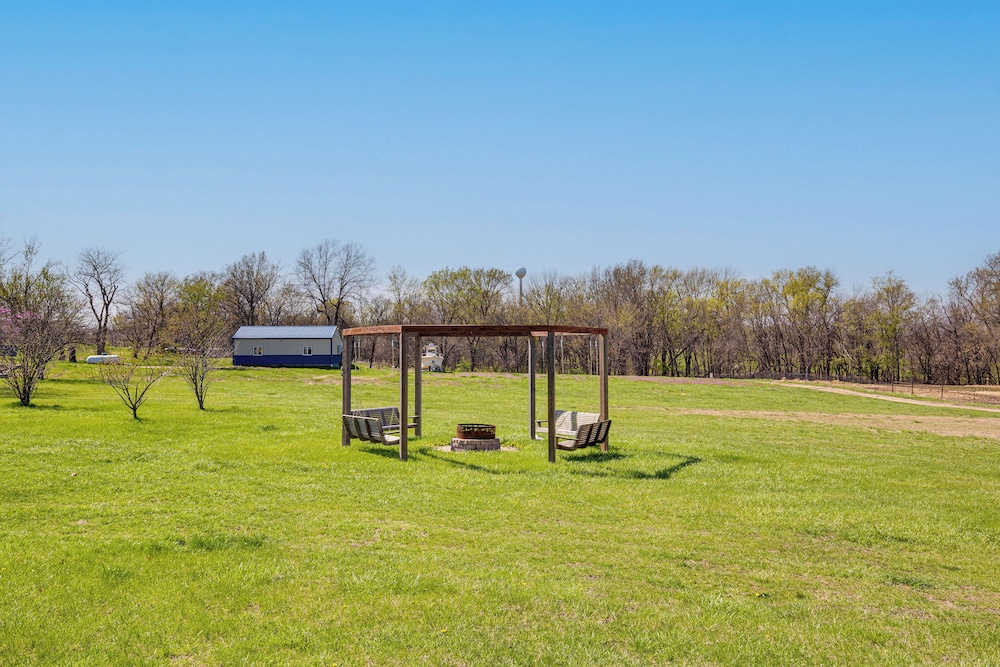 Fire Pit & Gazebo: Rural Warrensburg Getaway!