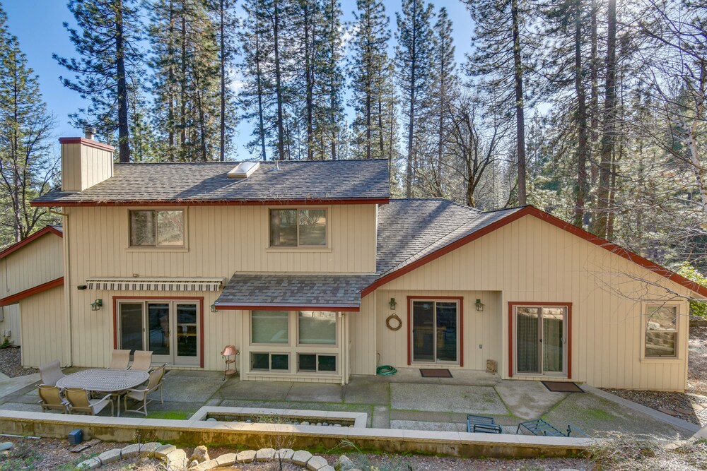 Hot Tub + Pool Table: Cabin Near Calaveras Park!