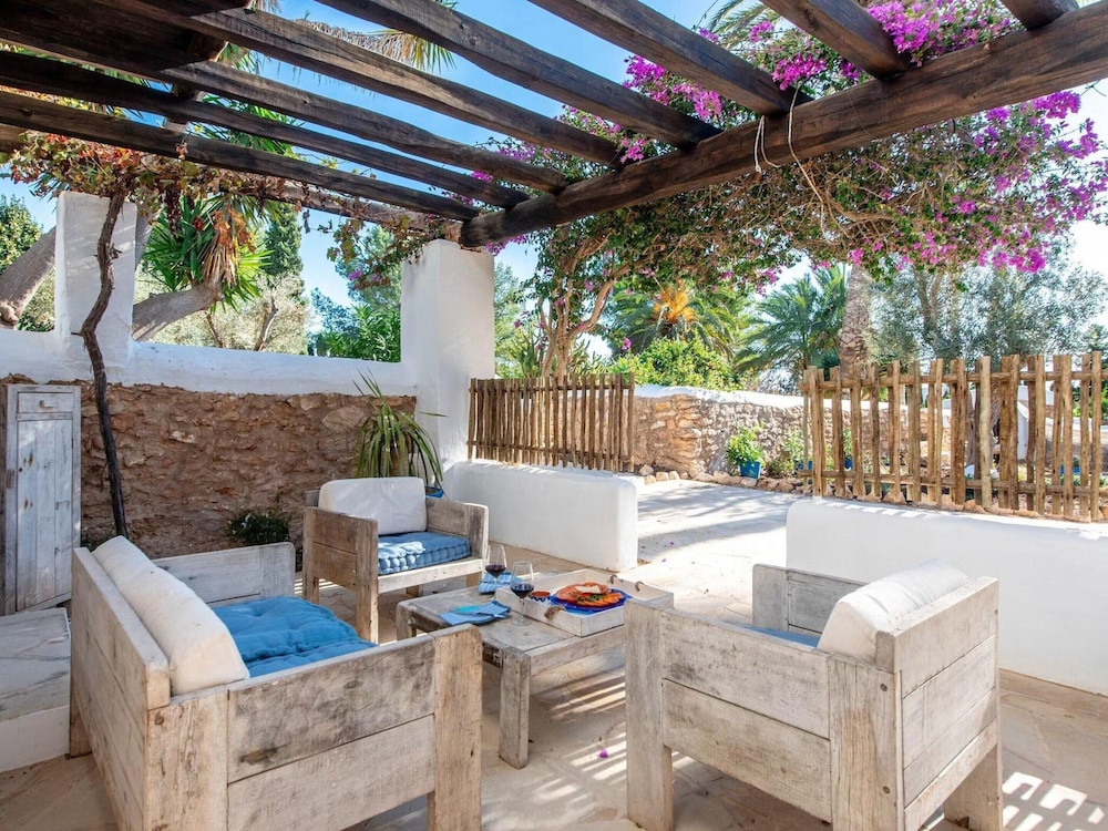 Traditional Villa With Garden