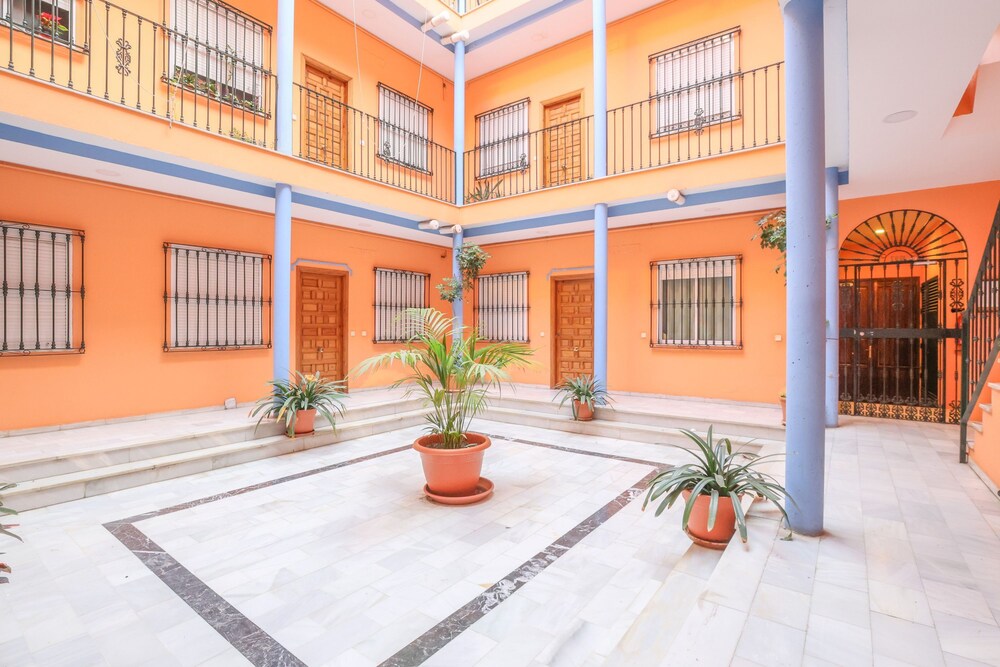 Divina in Sevilla With 1 Bedrooms and 1 Bathrooms