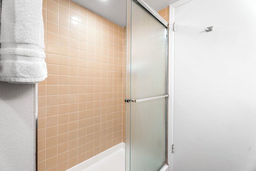 End Unit Oceanview Condo - Pool - Sauna & Tennis! - Vrkcv