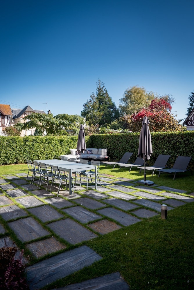 Large Chic Stylish Villa Superb Garden