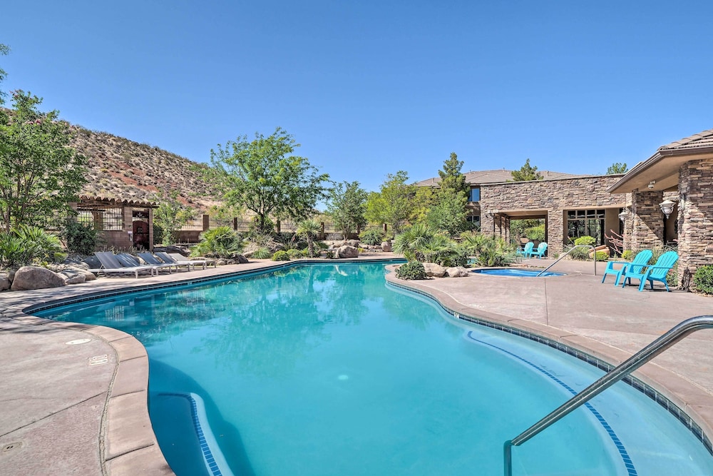 25 Mi to Zion: Rock 'n' Roll Condo w/ Mtn View!