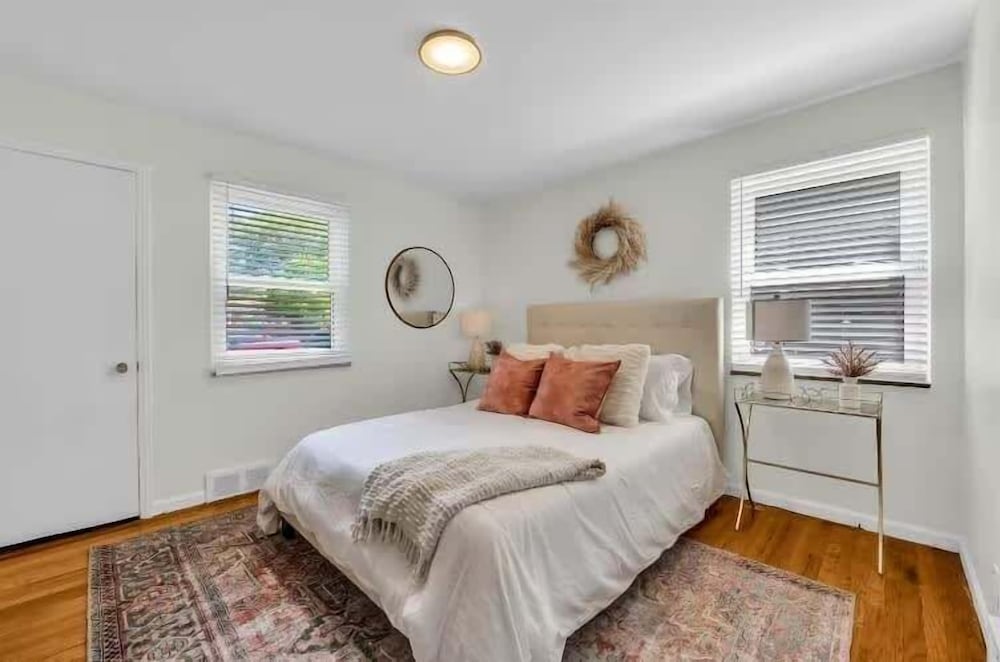 Grosse Pointe/detroit 3br Sleeps 8 Yard 3 Bedroom Home
