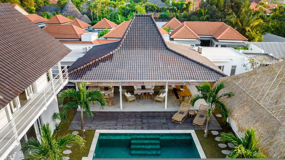 A Casa Di Renucci by Alfred in Bali - Brand New Stunning 5BR Villa Near Seminyak Beach