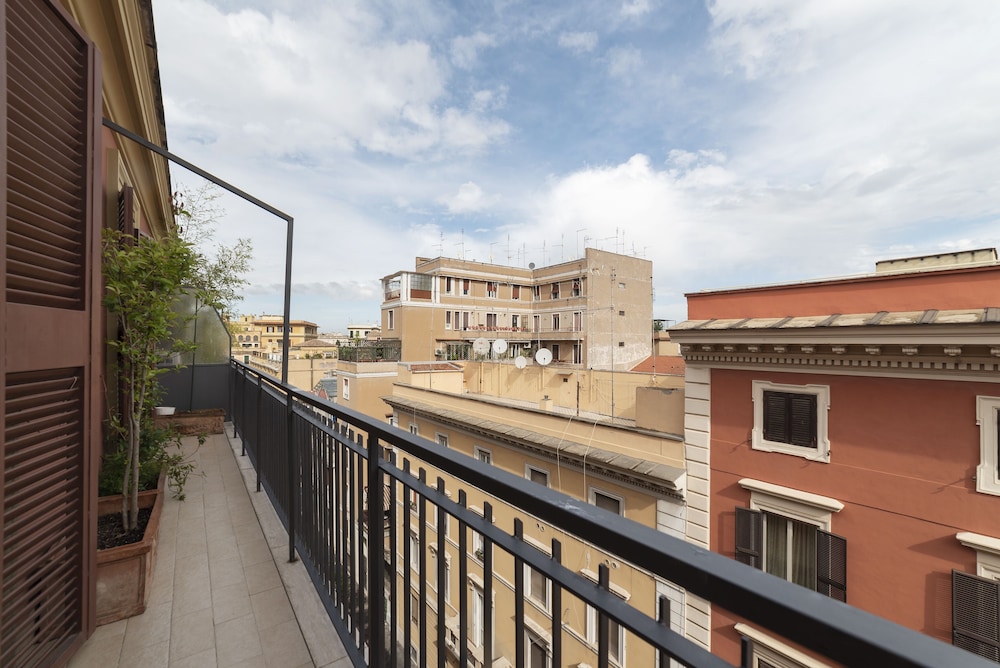 Porta Pia Apartment with Balcony