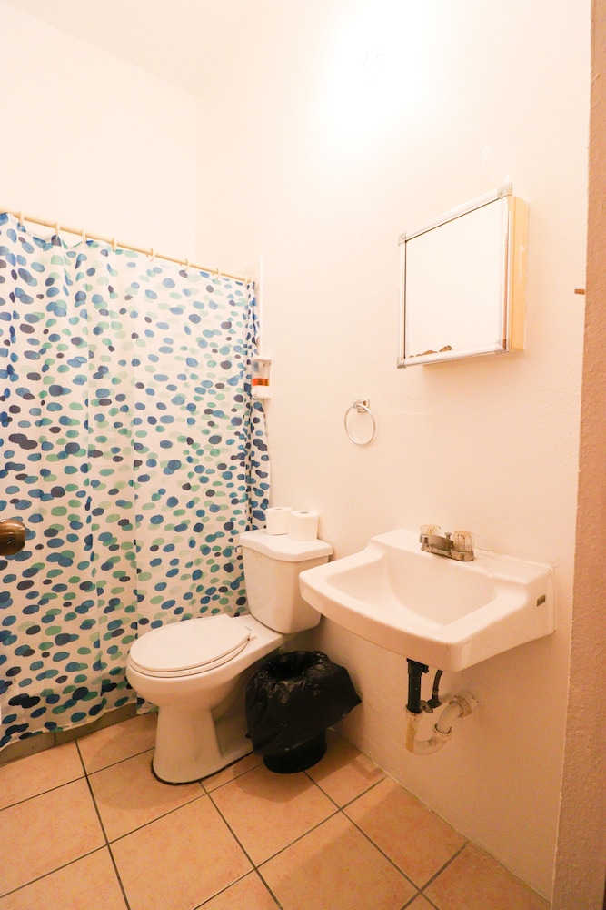 Henry's GuestHouse - Hostel