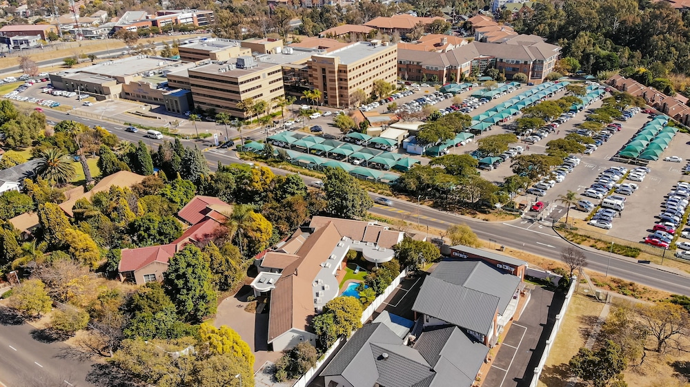 Woodmead Guest Lodge