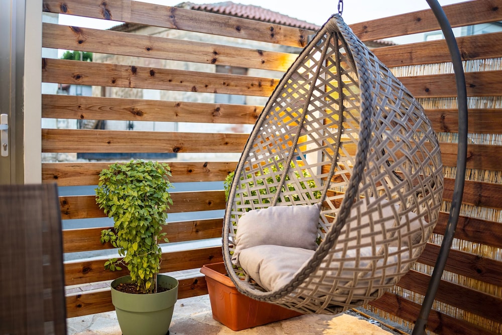 Filiatra Welcoming Hideaway - A Cozy Urban Escape