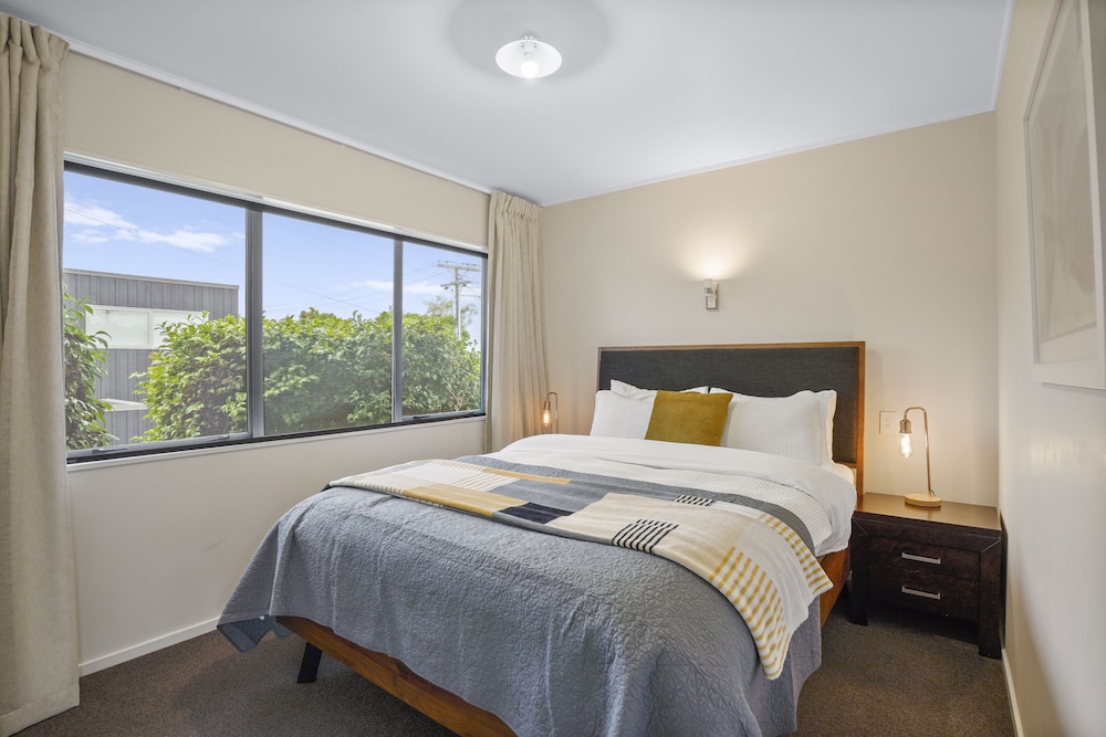 Modern Central Home - Parking & Aircon view 2