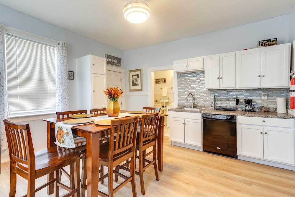 Charming Stoughton Apartment: 20 Mi to Boston