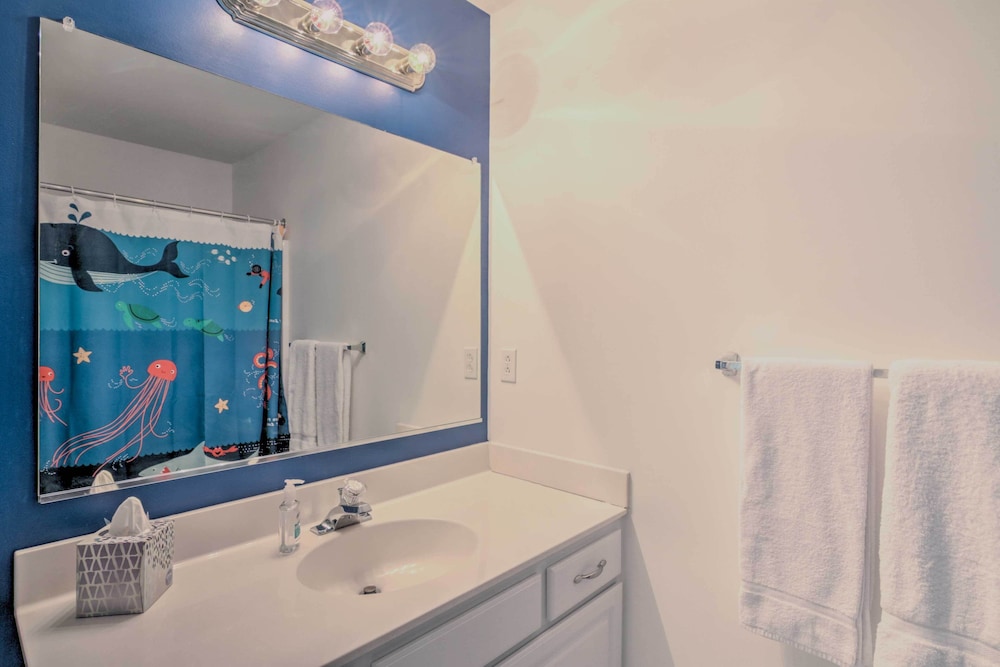 Ocean View Resort Condo w/ Pool Access & Bay Views