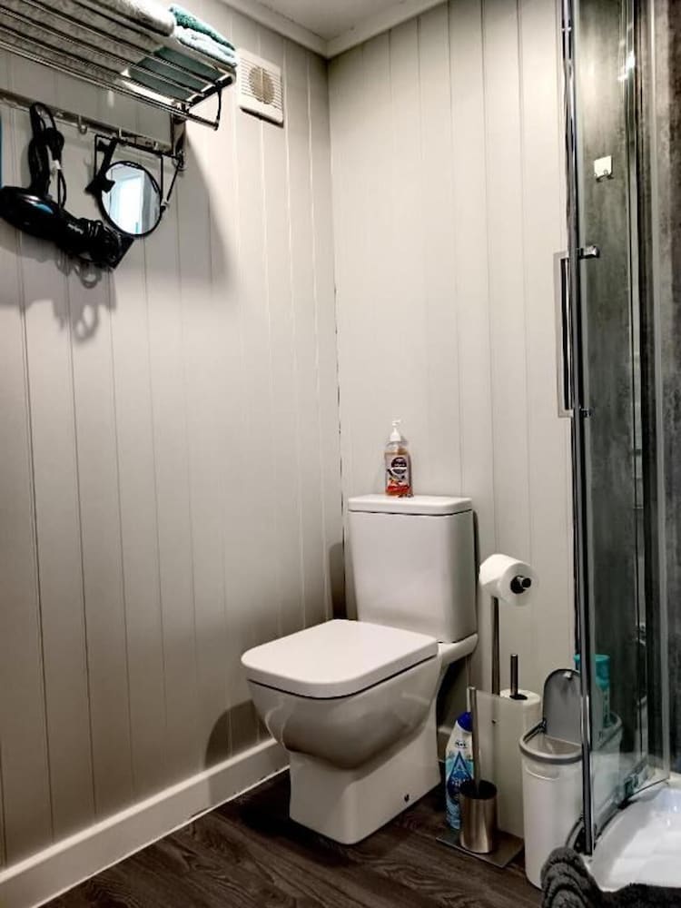 2-bedroom Guesthouse in Derby City, Parking, Wi-fi