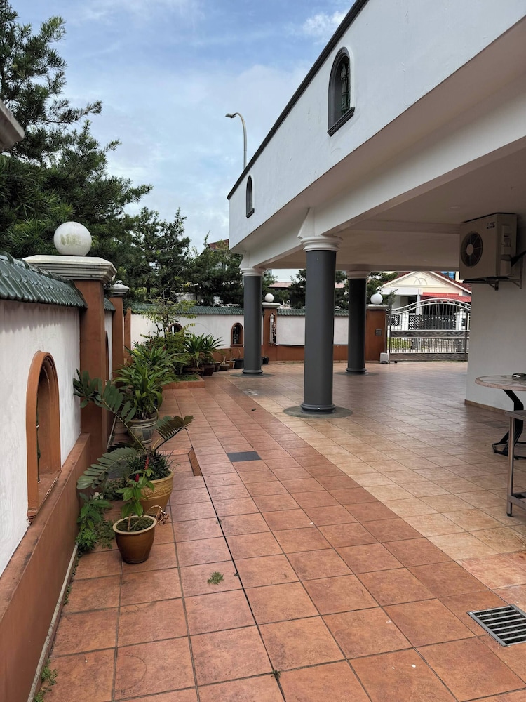 Cozy Johor Bahru Home With Family Room and Unblock Balcony View