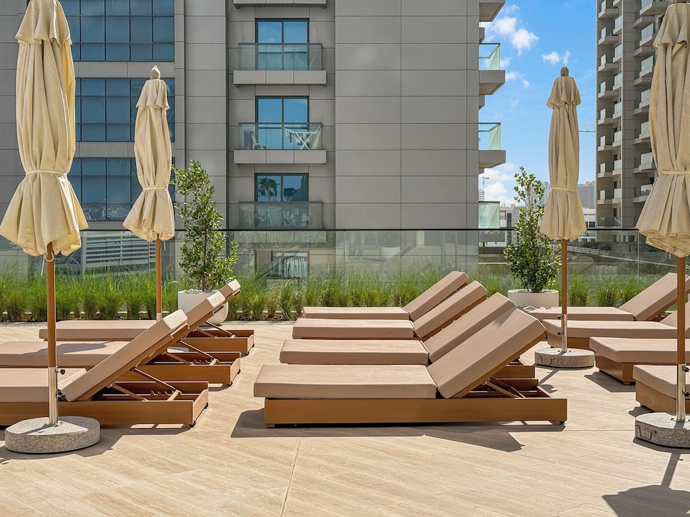Chic 1BR Retreat with Pool & Balcony JVC