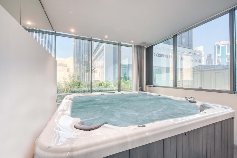 Luxury Apt w Private Jacuzzi Overlooking the Water