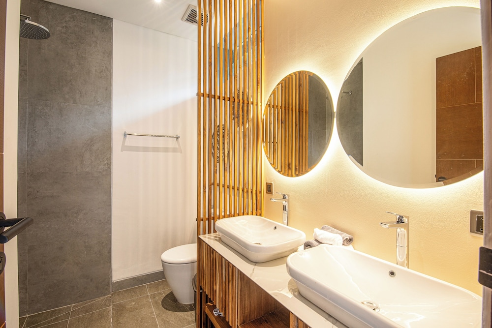 Enchanting 5BR Canggu Villa Moments to Sea