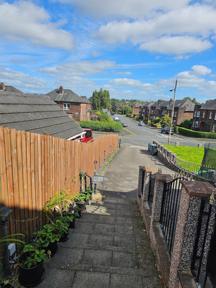 Nice House in a Quite Neighbourhood Close to Parks and a Short Drive to Town