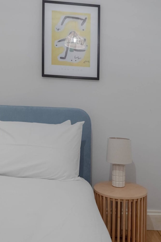 Newly Refurbished 2BD Flat - Wimbledon Village!