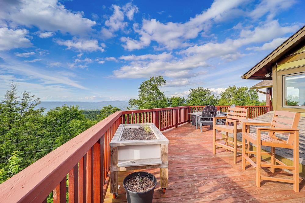 Hot Tub + Stunning Views: Luxury Beech Mtn Escape!