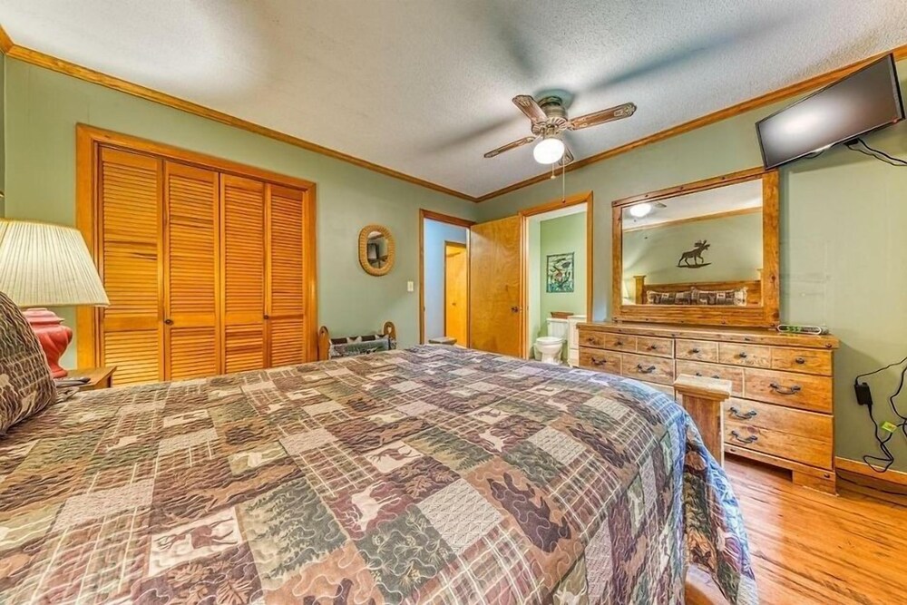 Lazy Creek Retreat 2 Bedroom Home by RedAwning view 5