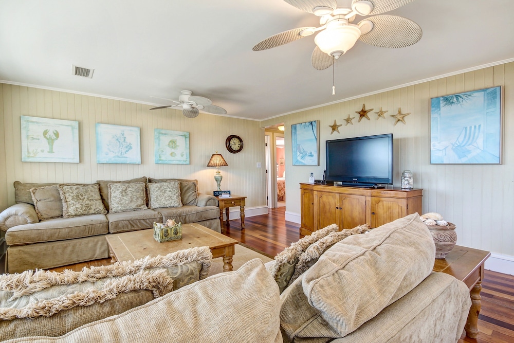 Kingsland Vacations - Rustic Ocean Front Cottage by RedAwning - Property Image 1
